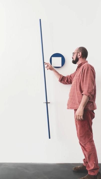 Suche die Wahrheit in der Stille deines eigenen Herzens - Wandpendel, Stahl, lackiert, Höhe 200 cm, Schwingungsperiode 14 Sekunden, 2025